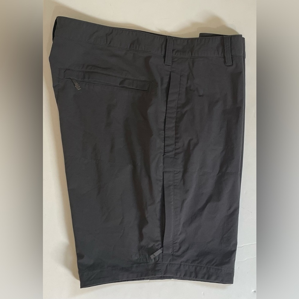 NorthFace lightweight Gray Shorts Men’s Size 38